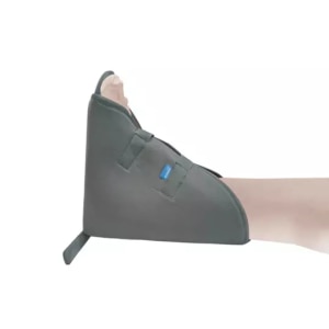 WHEN TO USEWHEN TO USE – De-rotation boot is used for prevention of hip rotation after hip surgery, post Ankle Surgery, Prevention of foot drop contracture, and Prevention of Achilles tendon contractures during prolonged bed rest etc.SCIENTIFIC DESIGNLight weight L-Shaped brace to maintain ankle-foot angle at 90 degrees. Horizontal brace provided with tilting adjustment of 25 degrees on each side to restrict rotation. Knob provided for adjustment. Specially moulded foot grip provides support to the leg without tiring the foot for long term usage. Double side laminated foam provide comfort. Can be worn on either right or left foot. Universal size.