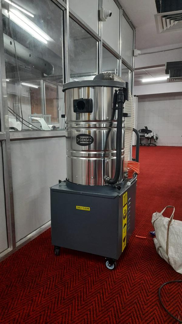 1.Product SpecificationsCapacity 7700 Milliliter (ML)Material SS2.Trade InformationSupply Ability 500 Unit Per WeekDelivery Time 7 DaysProduct DescriptionBuy from us light weight, high tensile strength Heavy Duty Wet and Dry Vacuum Cleaner that is produced making use of glass fiber with thermal resin system and them coated for smooth surface and easy handling. Customers can avail from us the round rod in desired sizes. The Heavy Duty Wet and Dry Vacuum Cleaner in the offering are of high strength, light in weight, flame retardant, and durable. It is highly demanded in electrical and mechanical applications. It can perform well in normal room temperature as well as in dry and humid weather conditions.