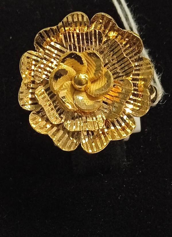 916 Hm Gold Flower Ring