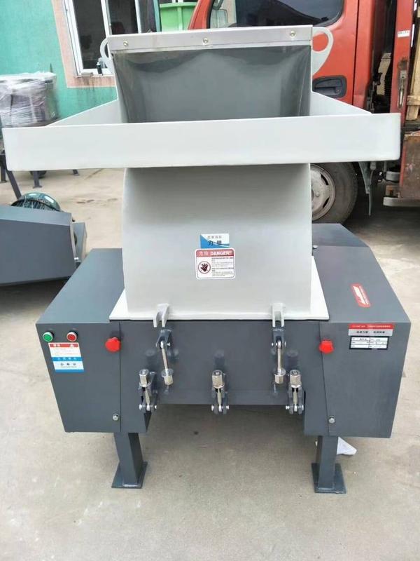 Available in 9 inches to 32 inches sizes. Used to cut Plastic parts also called cutter, grinder and Granulator.