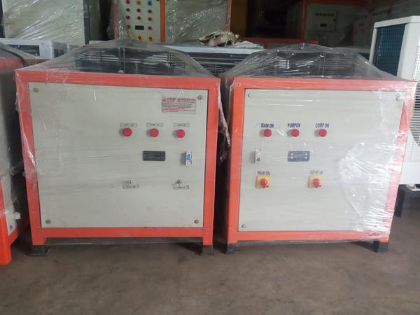 Oil Chillers offered by Drycool are available in various capacities. The professional team put all their efforts for developing the machine to cool oil directly using refrigerants. These works upto the temperature of (+) 45°C without overheating the compressor. These are ergonomically designed using imported refrigerant to oil exchanger along with sealed and scroll compressor. The chillers are rated on the ambient temperature of (+) 50°C. All the machines are operates on different voltages like.