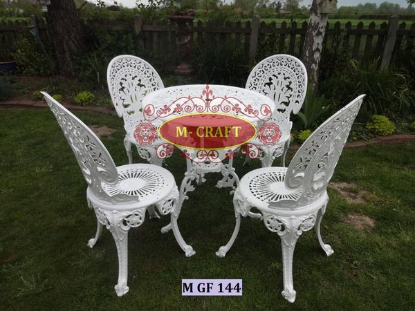 M-CRAFT            OUTDOOR CAST IRON GARDEN ROUND TABLE WITH CHAIRS AND MRF PU PAINT FINISHING.