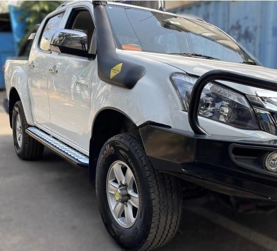 Isuzu V cross heavy duty Rock sliders are made out of TATA make 2 mm thick CR tube, Finished with Pure polyester Black colour Texture Finish Powder coating. For long lasting finishing all pre finishing procedures followed. Top part is covered with Natural Anodised Aluminium Dimple designed Sheet.