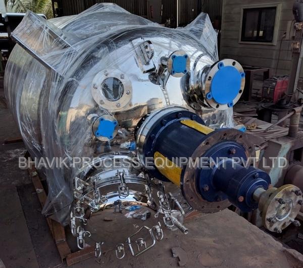 A chemical reactor is an enclosed volume in which a chemical reaction takes place.In chemical engineering, it is generally understood to be a process vessel used to carry out a chemical reaction,which is one of the classic unit operations in chemical process analysis.