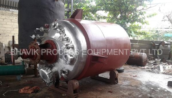 A chemical reactor is an enclosed volume in which a chemical reaction takes place.In chemical engineering, it is generally understood to be a process vessel used to carry out a chemical reaction,which is one of the classic unit operations in chemical process analysis.