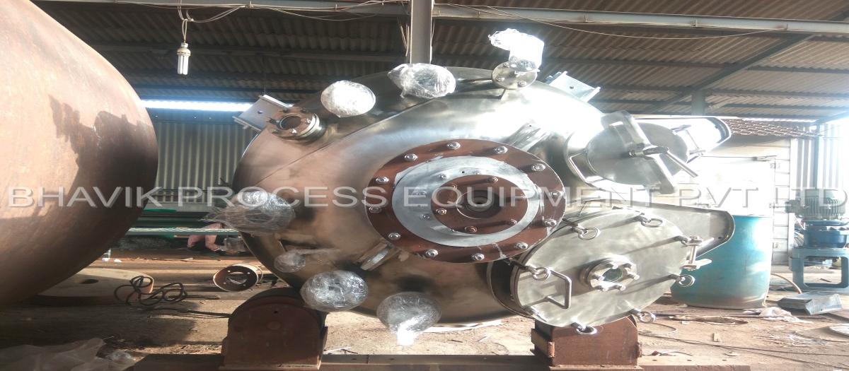 A chemical reactor is an enclosed volume in which a chemical reaction takes place.In chemical engineering, it is generally understood to be a process vessel used to carry out a chemical reaction,which is one of the classic unit operations in chemical process analysis.