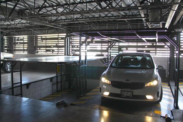 CaracterísticasElevadores VehicularesLos elevadores vehiculares en cuestión de ahorrar espacio en estacionamientos, son la mejor opción, logrando optimizar el espacio al estacionar varios vehículos, en un solo cajón. El elevador muestra una funcionalidad perfecta a sus necesidades, incluso en proyectos residenciales, aunque cuentan con una estructura un poco más robusta, siempre está presente la estética que define a Larsson, y claro, sin dejar a lado la seguridad a la entrada y salida del vehículo.