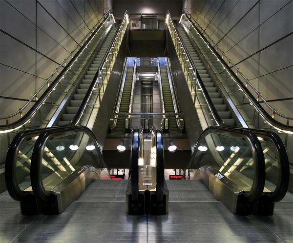 CaracterísticasEscalera Eléctrica y Aceras MóvilesLa escalera mecánica y el andador móvil de la serie Larsson adoptan tecnología internacional, avances en su diseño y fabricación. Cumple con el estándar GB16899-97 de reglas de seguridad para la construcción e instalación. Tiene características tales como estructuras exquisitas, escalones consumados, barandilla inteligente, modelo de contorno agradable, funcionamiento suave, fácil mantenimiento, etc. Proporciona a los grandes pasajeros una nueva sensación de brillo y comodidad.