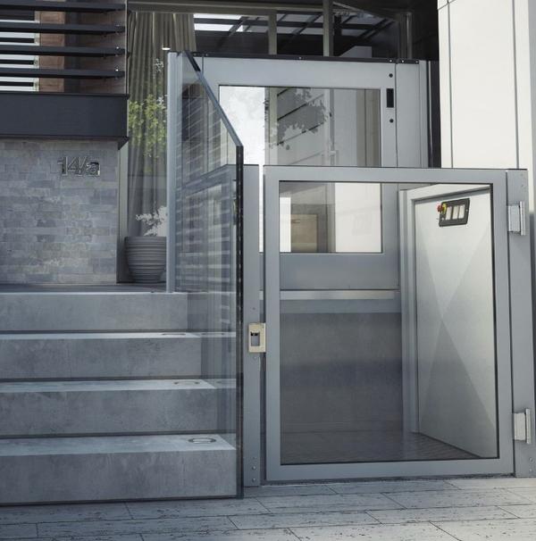 CaracterísticasPlataforma VerticalLa plataforma vertical Larsson es perfecta para superar los desniveles verticales. Los elevadores de corto y largo recorrido son idóneos ya que se adaptan a cualquier necesidad arquitectónica. Ofrecen una rápida instalación, limpia y sin obras, y pueden utilizarse tanto en interior como en el exterior.
