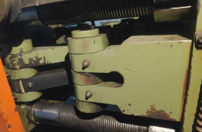 We are Manufacturer and Supplier of Vartical Molding Toggle Set in India.