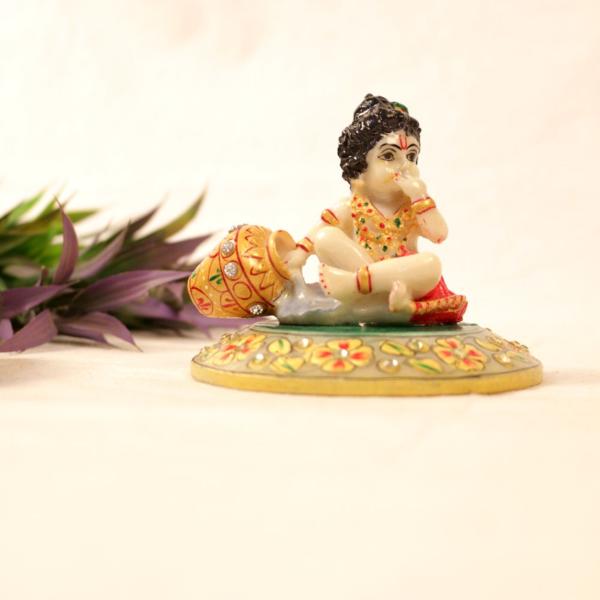 This adorable Kanha eating makhana Idol.The adorable Kanha eating makkhan Idol in soft marble is the ideal choice for all the lovers of the cute and lovable younger avatar of Lord Krishna. This finely carved statue is set to tug at the heartstring of all people who set their eyes upon it while adding to the piety of the household.