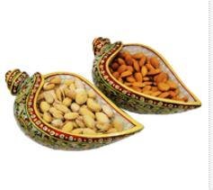 This KGM Stone pair of marble conch is a beautiful work of craftsmanship from master craftsmen. This piece of handicraft can be a unique handmade diwali gift for employees.