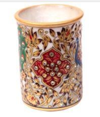 The beautiful and vibrant colors of peacock feathers seem to come alive in this cylinder-shaped marble meenakari handicraft pen stand. The intricate minakari work and the dazzle of numerous beads make this an ultimate decorative and return gift items fit to adorn the work tables of people considered high and the mighty.