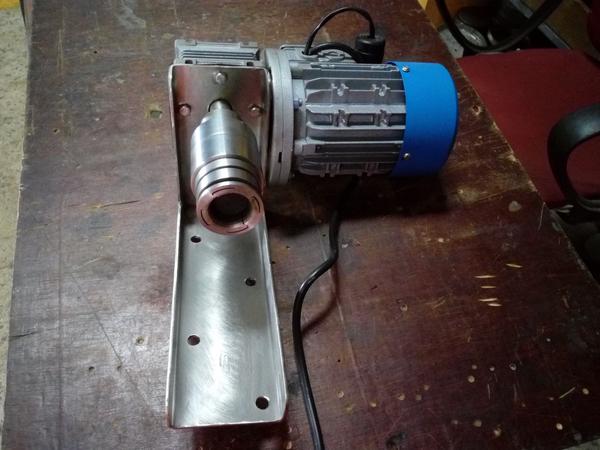 PET BOTTLE CAPPING MACHINE