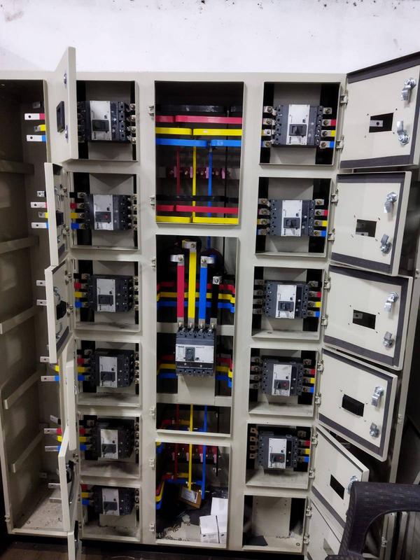 Main power input: The distribution box receives electrical power from the main electrical service entry point, such as the utility meter or main circuit breaker.Circuit breakers or fuses: Distribution boxes typically contain multiple circuit breakers or fuses, each responsible for controlling power to a specific electrical circuit. These circuit breakers or fuses serve as protection devices that interrupt the electrical supply in case of overload, short circuit, or other electrical faults to prevent damage and ensure safety.Branch circuits: Branch circuits refer to the individual circuits that provide power to different areas or devices within a building, such as lighting, appliances, and outlets. Each branch circuit is protected by its own circuit breaker or fuse in the distribution box.Neutral and ground bars: The distribution box has separate bars for neutral and ground connections. The neutral bar connects all the neutral wires from the various branch circuits, while the ground bar connects all the ground wires. Proper grounding is crucial for electrical safety.Bus bars: Bus bars are conductive metal strips or bars within the distribution box that distribute the electrical power from the main input to the individual circuit breakers or fuses.Enclosure: Distribution boxes are usually housed in a metal or plastic enclosure to protect the electrical components and prevent accidental contact