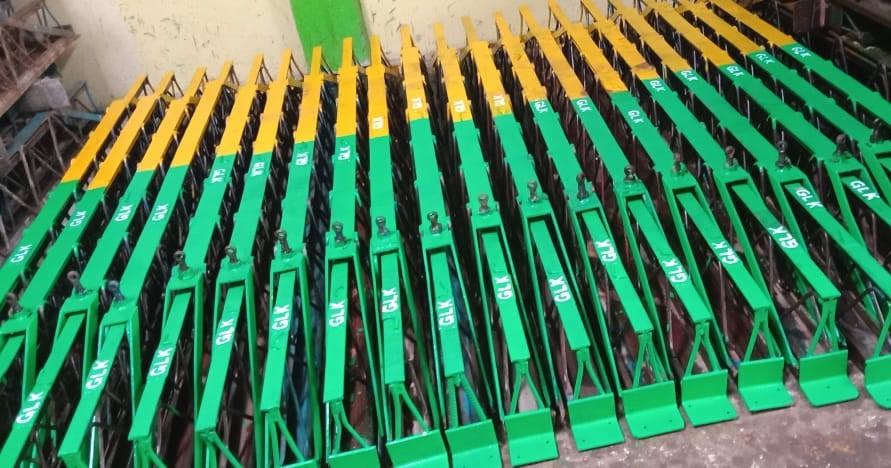 Span / Telescope SpanWe are one of the highly established and well-known hirers and suppliers of Telescopic Spans, which are made of sheet, lattices of 10 mm DIA bar, 14mm DIA main bar, bearing angle 75*75*10mm and eye bolt with additional angle stiffener welded to the sheet and bearing angle from inside. Our unbeatable quality Industrial Telescopic Spans have a unique design for offering high load bearing capacity for its low weight. The Telescopic Spans produced by us are primarily used for supporting floor forms while laying slabs. These products are manufactured according to needs and requirements of customers meeting international quality standards.