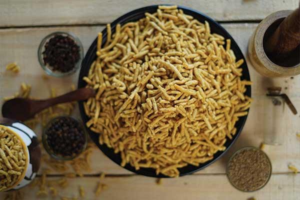 Lashun Sev Namkeen is a crunchy, spicy snack made with lentils, spices, and herbs. Its rich chewiness and crunchiness are great for morning and evening lunch time snacks.  It is a great snack for parties and gatherings. Our offered namkeen is prepared by using superior quality ingredients under hygienic condition. It is usually served as a side dish or as a snack.  To retain the freshness, aroma and taste of our Lashun Sev Namkeen, we specially pack them in hygienic quality packaging at reasonable rates.
largest manufacturers of Lashun Sev Namkeen in india