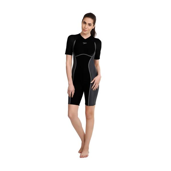 Essential Splice AOP KneesuitThis classic Kneesuit is ideal for providing extra coverage and includes a removable bra pad for enhanced support making it a great choice for regular swimming. Featuring Endurance®10 which is chlorine resistant and designed to last longer.Features• Ideal for swimmers seeking greater leg coverage than a standard swimsuit.• Removable Bra Pads - for enhanced comfort and confidence• Higher chlorine resistance than standard swimwear fabrics - fits like new for longer with CREORA® HighClo™• Shape retention - fabric stretches so you can enjoy your swim without feeling restricted• Sun protection - UPF 40+Fabric Description: Endurance®10Fabric Composition: 80% Polyamide 20% Elastane (CREORA® HighClo™)