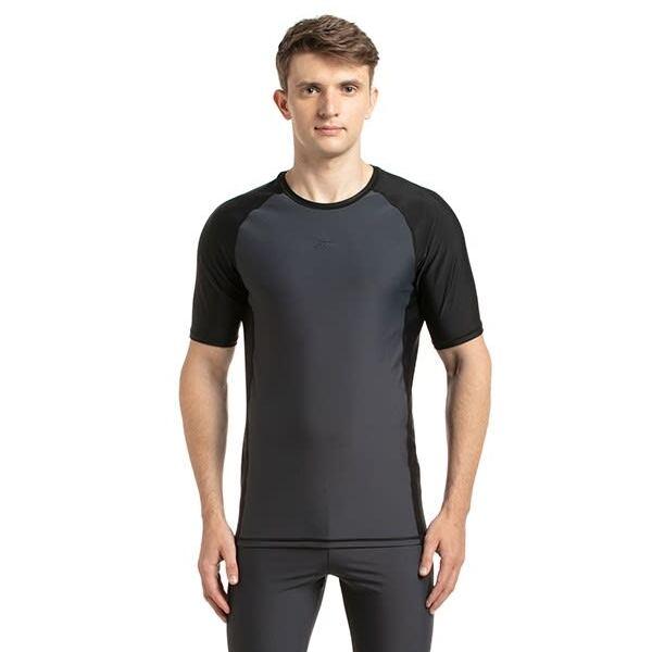 Short Sleeve SuntopSleek and stylish long sleeve suntop in classic colours. The slim fit and long sleeve provides great coverage for any weather which makes it perfect for outdoor training. This sun top features a tonal coloured Speedo Boom logo in the centre giving a premium finish.Features• Slim fit• Multi-use, mix-and-match products that provide you the ultimate flexibility to create your look,and achieve your fitness goals• Higher chlorine resistance - fits like new for longer with CREORA® HighClo™• Shape retention fabric• Sun protection - UPF 40+Fabric Description: Endurance®10Fabric Composition: 80% Nylon 20% Elastane (CREORA® HighClo™)