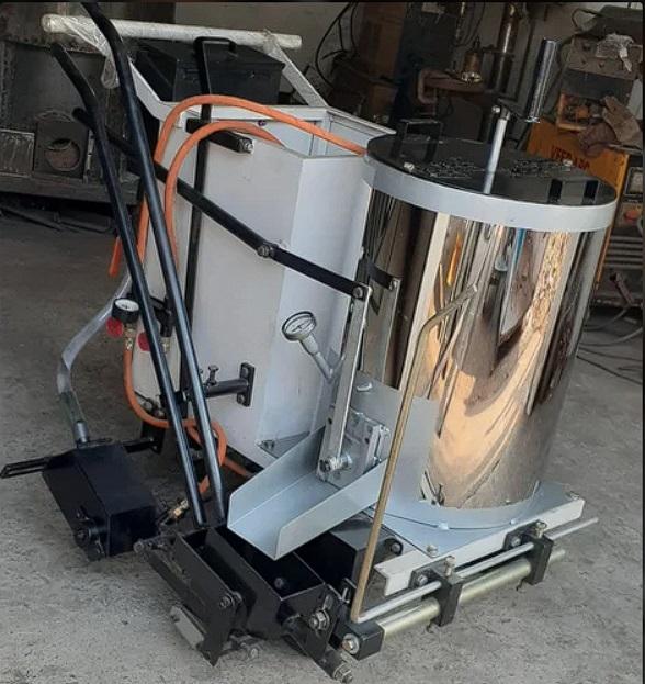 Offering you a complete choice of products which include Manual Road Line Marking Machine.Model Name/Number	JJ Super 6Capacity	100 kgMaterial	Mild SteelNumber Of Wheels	4Weight	130kgCountry of Origin	Made in IndiaAn Atom Thermoplastic Screed Machine is a screed type road marking machine with 4 wheels ride-on hydrostatic drive air jacketed applicator. Hydraulic burner system of ATOM designed to permit very fast heat up time and thermostatically controlled. This road marking machine also has flame failure system.