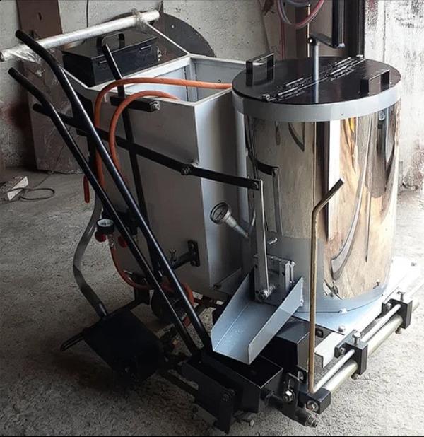 Our range of products include Manual Thermoplastic Applicator.An Atom Thermoplastic Screed Machine is a screed type road marking machine with 4 wheels ride-on hydrostatic drive air jacketed applicator. Hydraulic burner system of ATOM designed to permit very fast heat up time and thermostatically controlled. This road marking machine also has flame failure system.