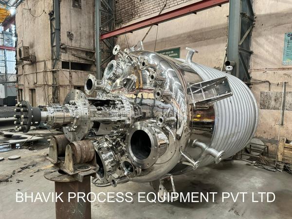 A chemical reactor is an enclosed volume in which a chemical reaction takes place.In chemical engineering, it is generally understood to be a process vessel used to carry out a chemical reaction,which is one of the classic unit operations in chemical process analysis.