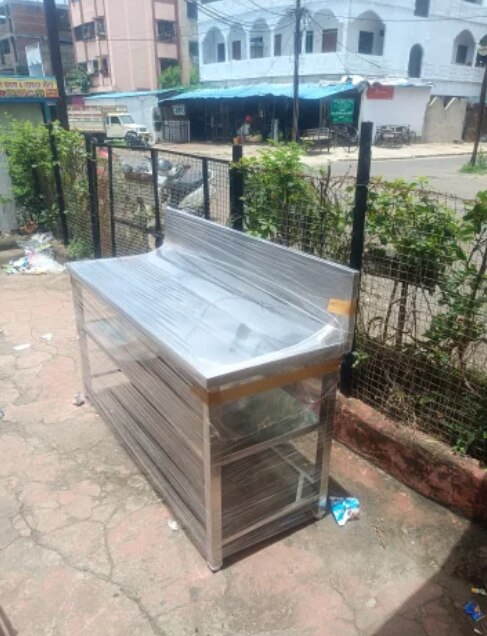Size	6*2 FeetMaterial	Stainless SteelUsage/Application	RestaurantStorage Details	YesSurface Finish	PolishedColor	SilverDesign Type	StandardNumber Of Legs	4 LegsWe are engaged in offering a wide range of  quality Products to our clients. Our range of all products is widely appreciated by our clients.