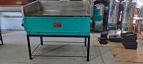 4 ' X 2.5 ' Fire Wood Dosa Stove With Flash GuardMS Dosa / paratha stove with flash guard ss 202 grade. Insulated with ceramic blanket. Made of 8 mm MS sheet double layered. Total weight 400 kg