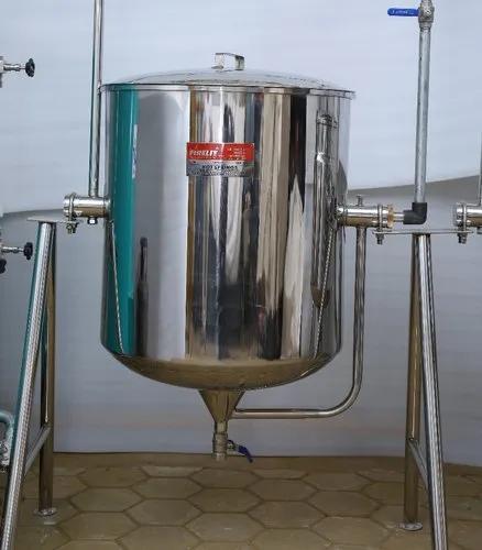 Rice Cooking VesselWe are offering Rice Cooking Vessel.Fabricated by 16SWG stainless steel AISI 304 grade sheet.Gate valve is provided to drain out the water from the bottom of the vessel.Provided with a tilting handle the vessel can be tilted and the cooked rice can be transferred to other utensils.