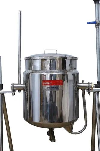 Steam Cooking Sambar VesselFabricated by 16 SWG stainless steel AISI 304 grade sheet. Double jacketed vessel.Accessories:½” Safety valve, 3/4th automatic steam trap valve to remove the condensed water in between the layers.The steam does not mix with the inner contents.