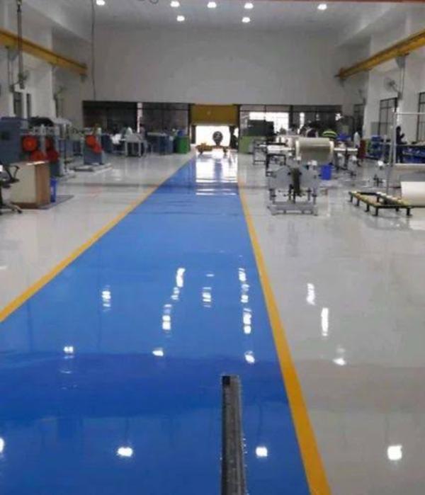 Self leveling epoxy flooring is ideal for situations where the flooring will be required to have a high level of aesthetic appeal as well as abrasion resistance and durability. Epoxy flooring is an extremely durable and hard wearing flooring that offers a number of benefits, which makes it ideal for everything from commercial and industrial applications to residential applications. 