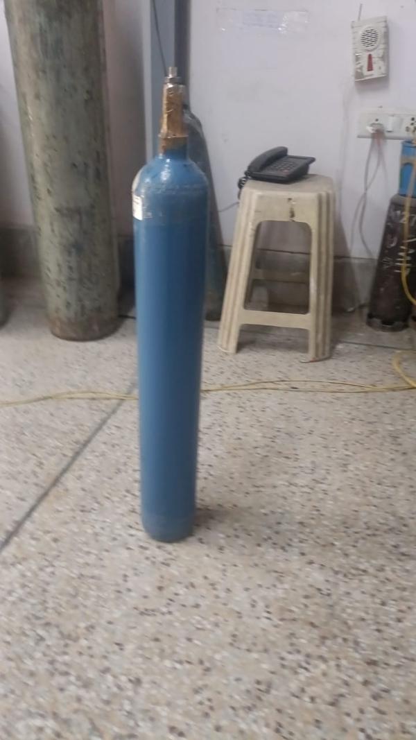 Water Capacity (Liters) - 3,5,10,47 LTR AvailableWorking Pressure	150 kgf/cm2Type of Cylinder	FilledFeature	With Flow meterCertification	ISOPurity	99.999%We are engaged in providing the best quality Industrial Oxygen Cylinder to our clients due to our vast  knowledge and expertise in this field.