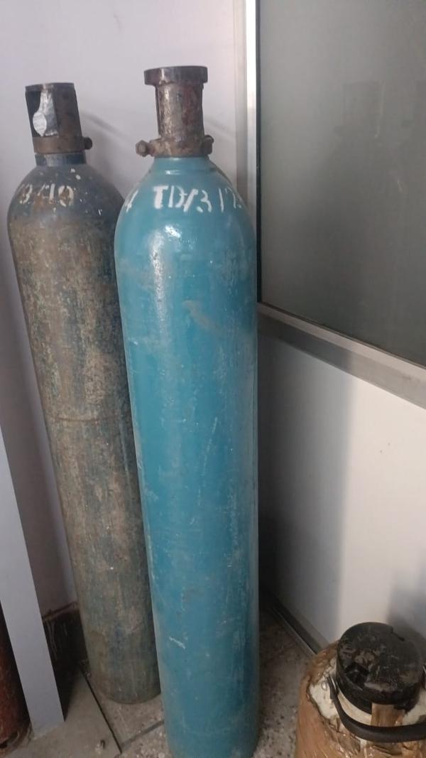 Water Capacity (Liters) - 3,5,10,47 LTR AvailableWorking Pressure	150 kgf/cm2Type of Cylinder	FilledFeature	With Flow meterCertification	ISOPurity	99.999%We are engaged in providing the best quality Industrial Oxygen Cylinder to our clients due to our vast  knowledge and expertise in this field.