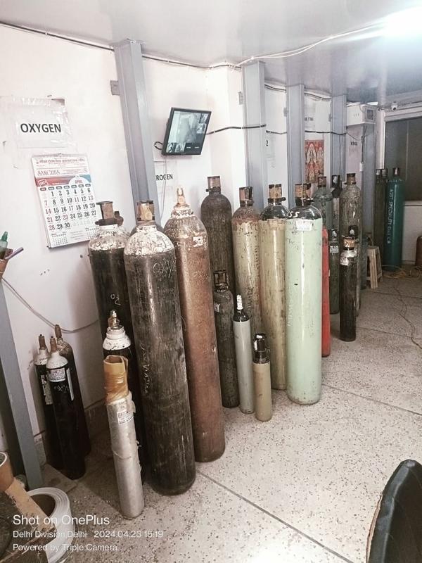Water Capacity (Liters) - 3,5,10,47 LTR AvailableWorking Pressure	150 kgf/cm2Type of Cylinder	FilledFeature	With Flow meterCertification	ISOPurity	99.999%We are engaged in providing the best quality Industrial Oxygen Cylinder to our clients due to our vast  knowledge and expertise in this field.