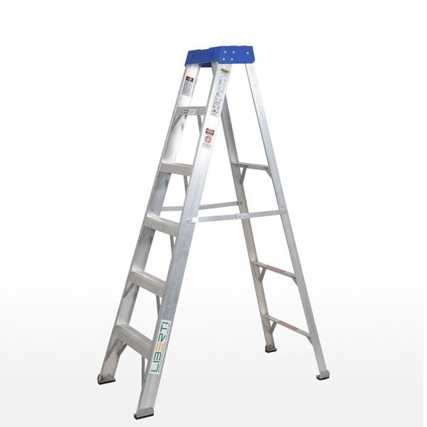  Heavy duty moulded top to hold tools and accessories- Aluminium spreader link with hand grip for easy one-handed carry and close- Wide 3″ slip resistant serrated aluminium steps- Constructed with heavy duty aluminium rail and braces- Heavy duty slip resistant safety shoes