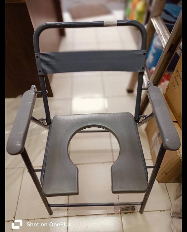 surgical foldable commode chair folding elderly disabled men and pregnant women shower and bathing room mobile commode chair with toilet seat comfortable safe stool