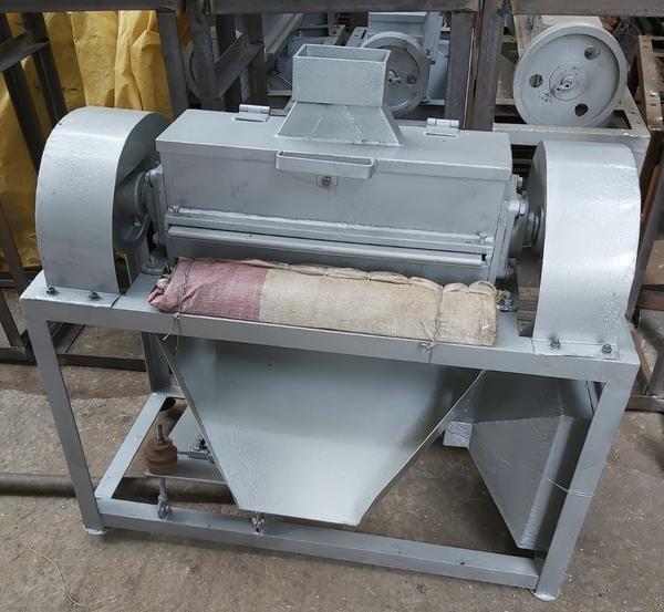 The machine is specifically designed for round supari cutting and tha production is 100kg in one hour or power used 2hp single phase or three phase