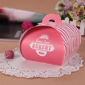 PAPER CAKE BOXES WITH HANDLE
SIZE : MEDIUM
USAGE : HOTEL & RESTAURANT AND BAKERY
MATERIAL : PAPER PRODUCT
PACK OF :100