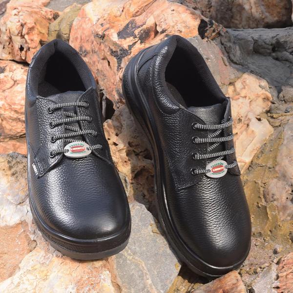 Freedom By Liberty Mens SURAKSHARA Black Safety Lacing ShoesSKU : 5132016100Upper Material : BartonColor : BlackSole Material : PUHeel Height : MIDBrand : FreedomCollection : Safety Shoes