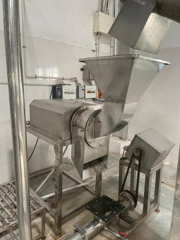 AAMIHSM-HIGH SPEED MIXER TANK Specially designed to make High Speed Mayonnaise Mixer, Complete made of Stainless Steel Sheet 3mm Pan holding & Frame mounted on Stainless Steel 202 Completely Made of Stainless Steel 304 Jacket and pan made of 10/10swg.Stainless Steel 304. Capacity 300Litres, Batch Capacity 180/200Kg+/-. High Speed Mixer fitted with 7.5Hp/3Ph Electric Motor
