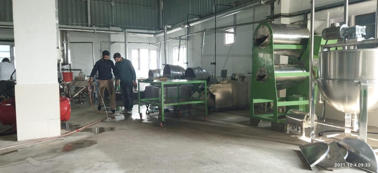 PULPER: All contact parts made of Stainless Steel AISI-304. Mounted on Mild Steel frame duly fitted with 2Hp/3Ph motor. Along with One sieve and One set of Nylon Brush. Capacity of is 200 to 600Kg tomato/hrs. (Input).Available 1/2/3/5/& 7.5Hp,