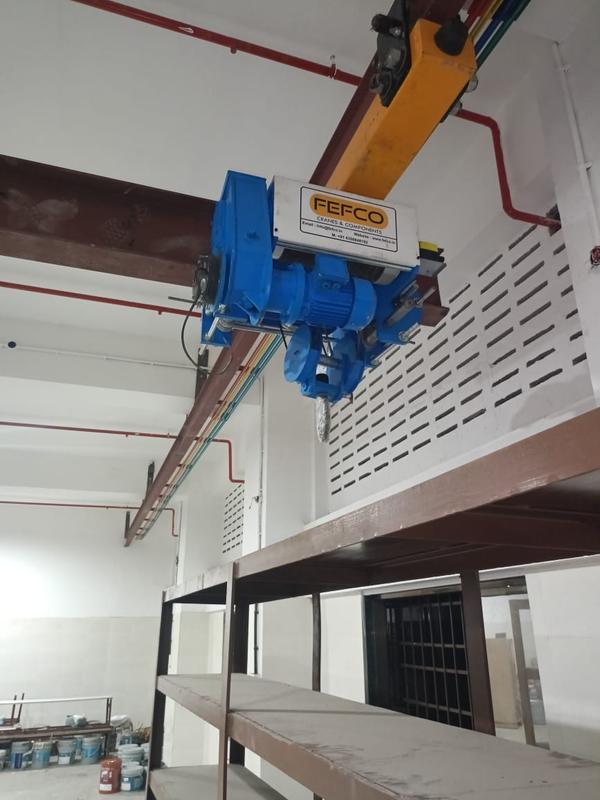 The underslung overhead crane is used in conjunction with electric hoist to become a light and small crane that runs on rails. Used in machinery, assembly site,  warehouses, and other placesCapacity: 0.5-10tonSpan length: 3-22.5mLifting height: 6, 9, 12, 18, 24, 30mWork duty: A3 A4Raged voltage: 220V~690V, 50-60Hz, 3ph ACWork environment temperature: -25℃～+40℃, relative humidity ≤85%Crane control mode: Ground control, remote control