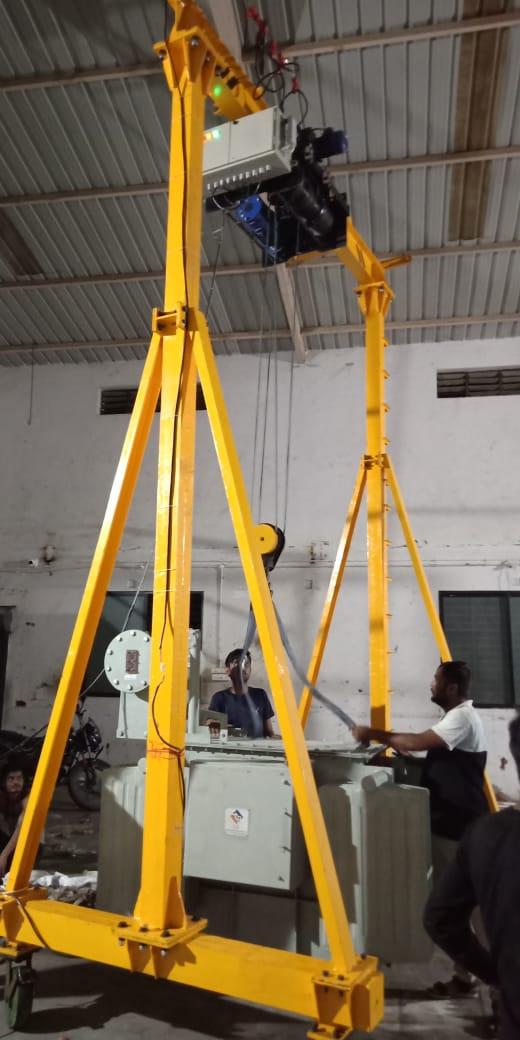 Fefco gantry cranes are built for simplicity and maximum usability. With their specially designed steel structure, they are ideal for different kinds of work areas, both indoors and outdoors. A compact hoist makes the most of your existing workspace, providing an extensive work area around the crane.Each hoist is fitted with our Core of Lifting components, developed and manufactured in-house, as well as a comprehensive set of control and safety features and options for specific industrial lifting applications. Single girder, semi and full gantries have a capacity up to 12.5 tons, a lifting height up to 10 meters and a span of up to 20 meters.