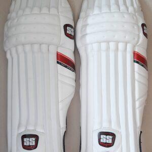DISCRIPTION7can construction with unique hinged side wing for ease of movementTop quality korean pu frontUnique padded knee socket protective insert of hard fiberEmbossed-stitched pu panels quulted through kneeTriple vertical internal bolsters gives great protection and flexibilityDouble V straps to pull the pad tighter as per your requirementPadded mesh-lined straps fitted with pull for easy releaseperforated PVC instep