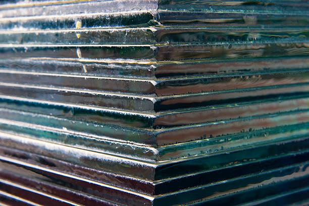 Inconel 600 plates are made from a high-performance nickel-chromium alloy, known for their exceptional resistance to oxidation, corrosion, and high temperatures. This makes them highly suitable for applications in extreme environments, such as those found in chemical processing, nuclear engineering, and heat-treating equipment.Key Features of Inconel 600 Plates:Corrosion Resistance: Highly resistant to various corrosive environments, including acidic and alkaline substances.High-Temperature Stability: Can withstand elevated temperatures without significant loss of mechanical properties.Mechanical Strength: Offers high tensile strength, even at high temperatures.Fabricability: Can be readily formed, welded, and machined, making it versatile for complex engineering applications.Typical Applications:Heat exchangers, furnace components, and nuclear reactors.Chemical and petrochemical processing industries.Gas turbine components and steam generators.Inconel 600 plates are often chosen over other materials for their durability and longevity in aggressive conditions.