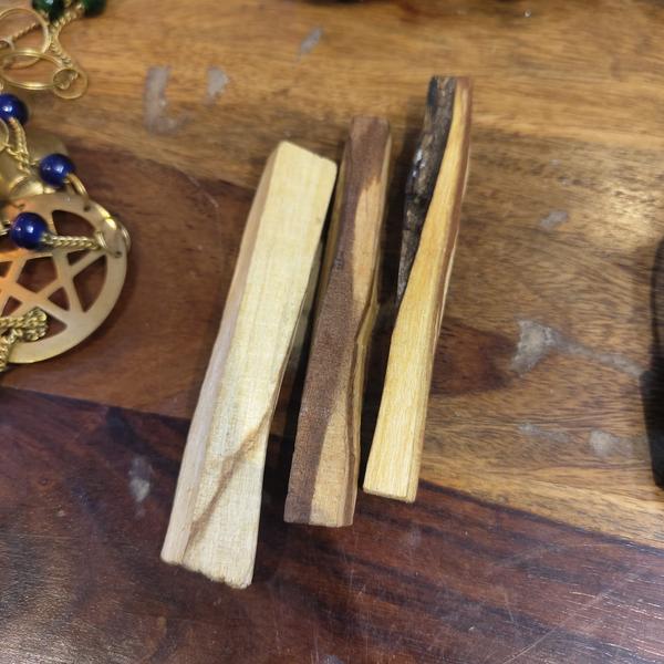 Palo Santo Sticksthe aroma of palo santo relaxing, so it's commonly used to ease stress.It has a purifying, cleansing effect on the body and mind.It offers protection, removes negativity and heals space as well as individual. Palo Santo belongs to the woody fragrance family, and it's smell is described as a subtle, sweet, and woody scent with hints of mint, citrus.