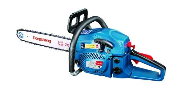Petrol Chain Saw DongchengOutput	2000 WWeight	5KgDisplacement	45mmPower	2 stroke air coolingBlade length	18''A petrol chainsaw is a portable, motorized cutting tool used for various outdoor cutting and trimming tasks, particularly in forestry, landscaping, and tree maintenance