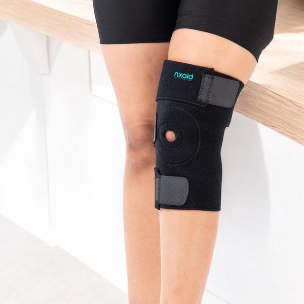 Provides compression and support to the knee region to empower your recoverySilent Features-Assists patella positioning to reduce discomfortBreathable composite material for freshnessResists migration to ensure stabilityNeoprene material for maximum compressionBenefits-Provides a fantastic level of compression to aid patella trackingBreathable material wicks away moisture for maximum comfortVersatile design suitable for both medial and lateral patella positioningLatex-free – ideal for sensitive skinRecommended for-Sprains and strainsLigament injuriesPatellar stabilizationProtection during sports activities