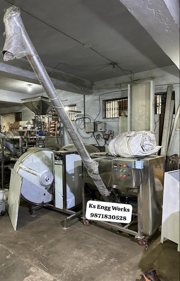 An Inclined Screw Conveyor is a mechanical device used to move bulk materials, such as powders, granules, or small particles, along a defined incline. It is widely used in industries like food processing, agriculture, construction, and manufacturing.Design:A helical screw (auger) rotates within a tubular or trough-shaped casing.The rotation of the screw propels material upward at an incline.Incline Angle:Typically operates efficiently up to 45° incline. Beyond this, material flow rates decrease, and additional design adjustments are needed.Materials:Constructed from stainless steel, carbon steel, or other corrosion-resistant materials, depending on the application.