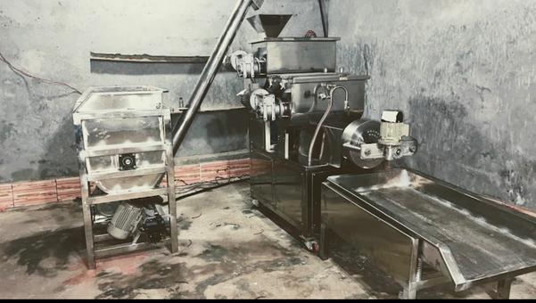An automatic pasta-making machine is a kitchen appliance designed to streamline the process of making fresh pasta. These machines typically mix, knead, and extrude pasta dough, eliminating the need for manual effort. They are ideal for home cooks or professional chefs who want consistent, fresh pasta with minimal effort.Key Features: 1. Mixing and Kneading: The machine combines ingredients like flour, water, and eggs to create pasta dough. 2. Extrusion System: Equipped with different shaping discs to produce various types of pasta, such as spaghetti, fettuccine, penne, or lasagna sheets. 3. Automatic Operation: Many models feature one-touch functionality for ease of use. 4. Customizable Recipes: Allows the use of different flours (semolina, whole wheat, gluten-free) and ingredients for diverse pasta varieties. 5. Portion Control: Some machines measure ingredients to ensure perfect dough consistency. 6. Compact Design: Easy to store and clean, with dishwasher-safe components.Benefits: • Time-Saving: Significantly reduces the time and effort compared to manual pasta-making. • Freshness: Ensures homemade pasta free from preservatives. • Customization: Enables experimentation with flavors, shapes, and dough types.Popular Brands: • Philips Pasta Maker: Known for user-friendly, efficient models. • **